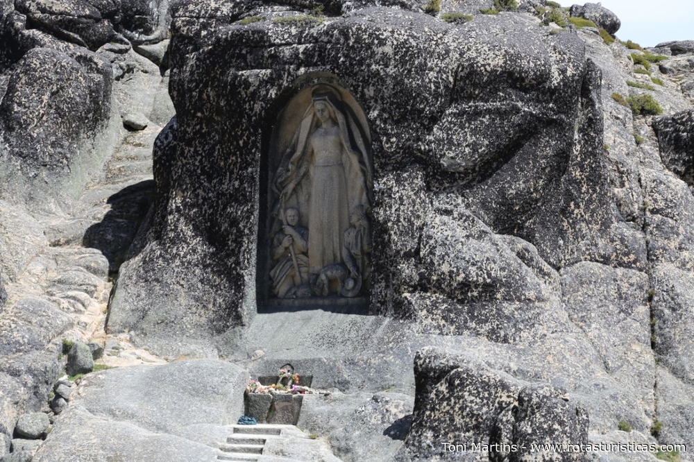 Imagem de Nossa Senhora esculpida na rocha