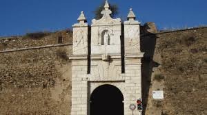 Deuren en bastions van Porta de Évora (Estremoz)