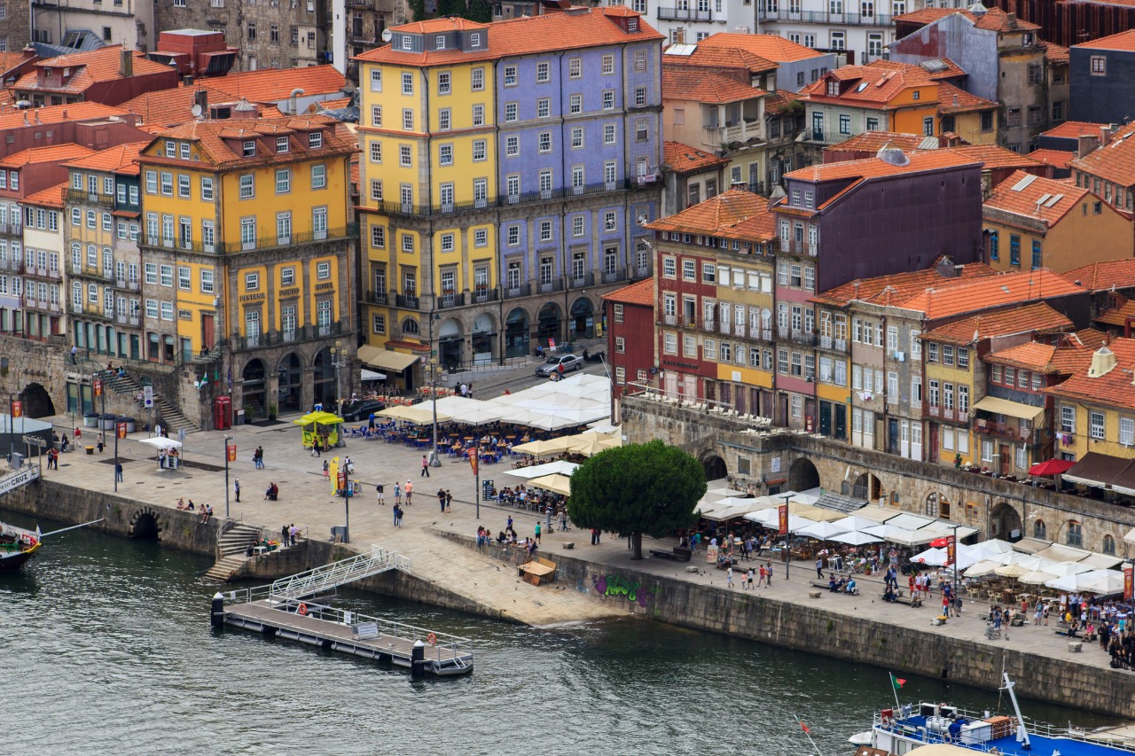 Place et jetée de la Ribeira (Porto)