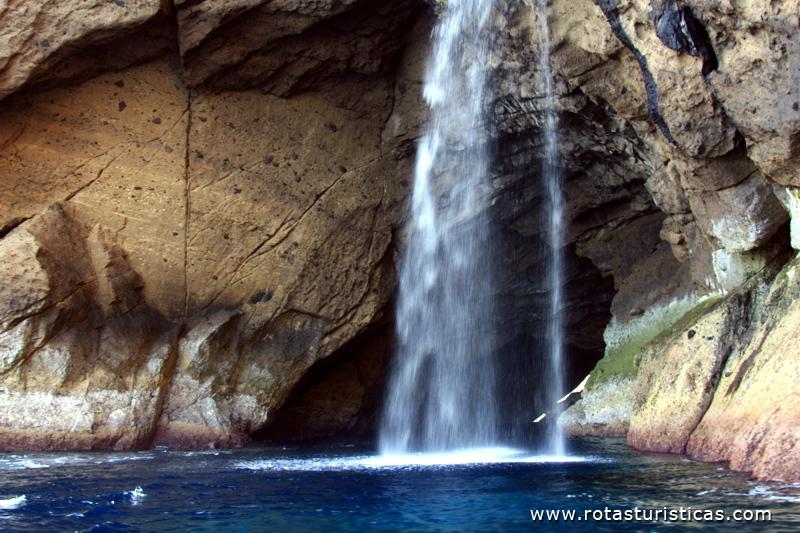 Cascade dans la grotte du Galo (île aux Flores)