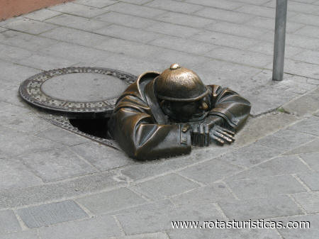 Cumil bronzen beeld (Bratislava)