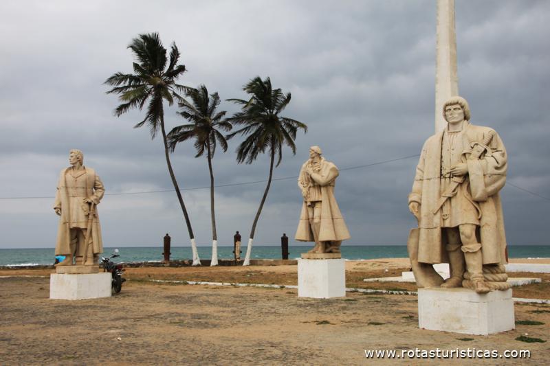 Fort van São Sebastião, standbeelden voor ontdekkers van São Tomé